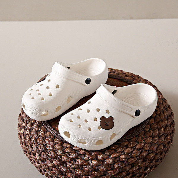 sketchers official รองเท้าพื้นหนาโฟม EVA รองเท้ามีรูในชายหาดสำหรับพยาบาลสำหรับผู้หญิงฤดูร้อนหมีน้อย 