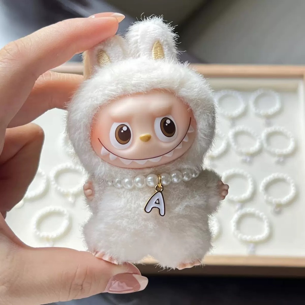 น่ารัก Labubu สร้อยคอมุกอุปกรณ์เสริม 4th Generation Mystery Box Mini Bubble Mart จี้ 26 ตัวอักษรเสื้