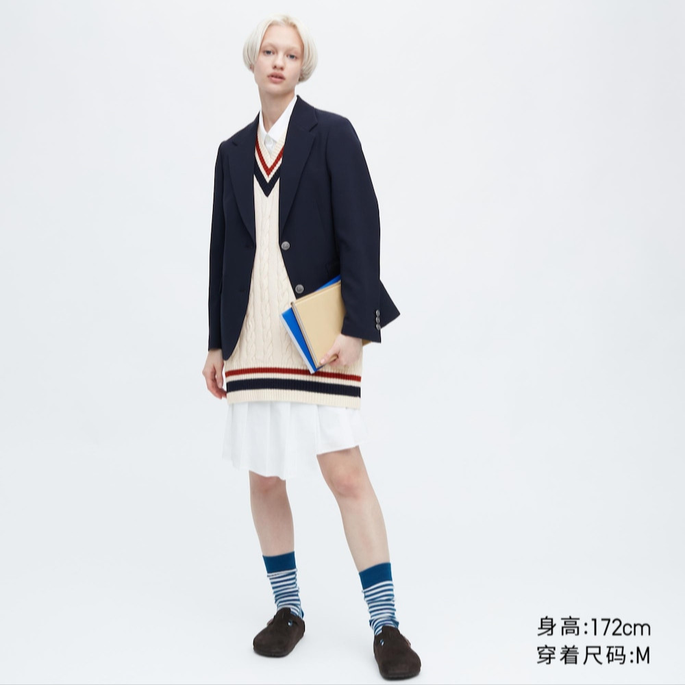 เสื้อกันหนาวสำหรับผู้หญิงแบบยืดได้จาก Uniqlo Designer Style JWA ที่มีความโปร่งลมและแห้งไว พร้อมกระเป