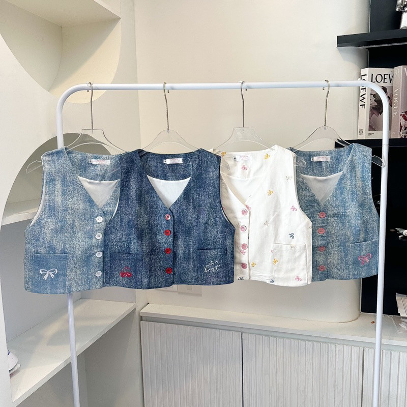 Vest gak เสื้อกั๊กผ้ายีนส์ปักลายตรงกระเป๋า มีซับใน🔥พร้อมส่ง