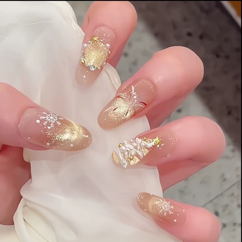 ทําเล็บมือคริสต์มาสแมวตาสั้นสวมใส่เล็บคริสต์มาส] ส่องไฟคืนบลัชเกล็ดหิมะ [สวมเล็บแพทช์ที่ทําด้วยมือ i