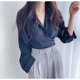 Chili Koko เสื้อเชิ้ตผู้หญิงคอวีไขว้ ผูกโบว์ด้านหลัง เอวเข้ารูป สไตล์สั้นเข้ารูปพร้อมกลิ่นอายเซ็กซี่ w686