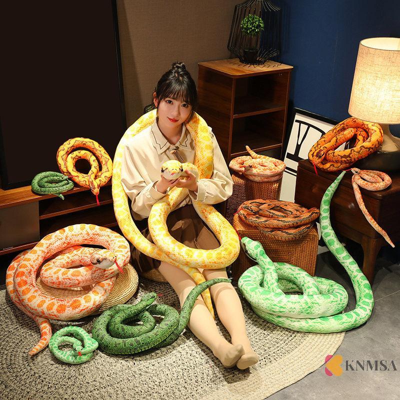 KNMSA] Python ประดิษฐ์ Plush ของเล่นงูยาวสีเหลืองสีส้มสีเขียว Python Plush ของเล่นตกแต่งบ้านวันหยุดต