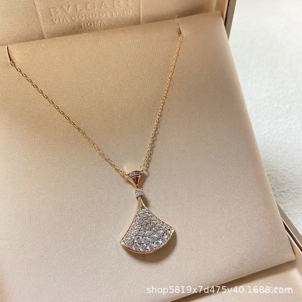 สร้อยคอมีดีไซน์คลาวิคอล ประดับด้วยพลอยและเพชรแท้ ทำจากวัสดุทอง 18K สไตล์หรูหรา เหมาะสำหรับทุกโอกาส จ