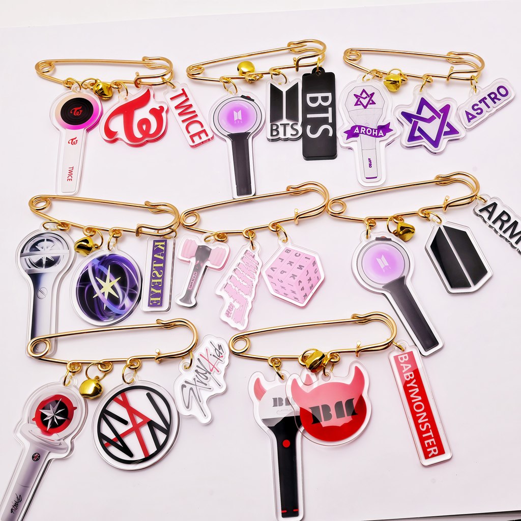 KPOP BTS BLACPINKBABYMONSTER STRAYKIDS KATSEYE สองครั้ง ASTRO BROOCH Lightstick จี้ AcrylicJewelry เ