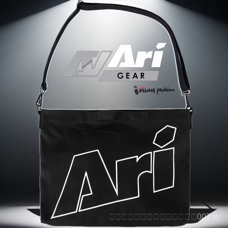 ARI SHOULDER BAG - BLACK/WHITE กระเป๋าสะพาย ARI ของแท้ สีดํา