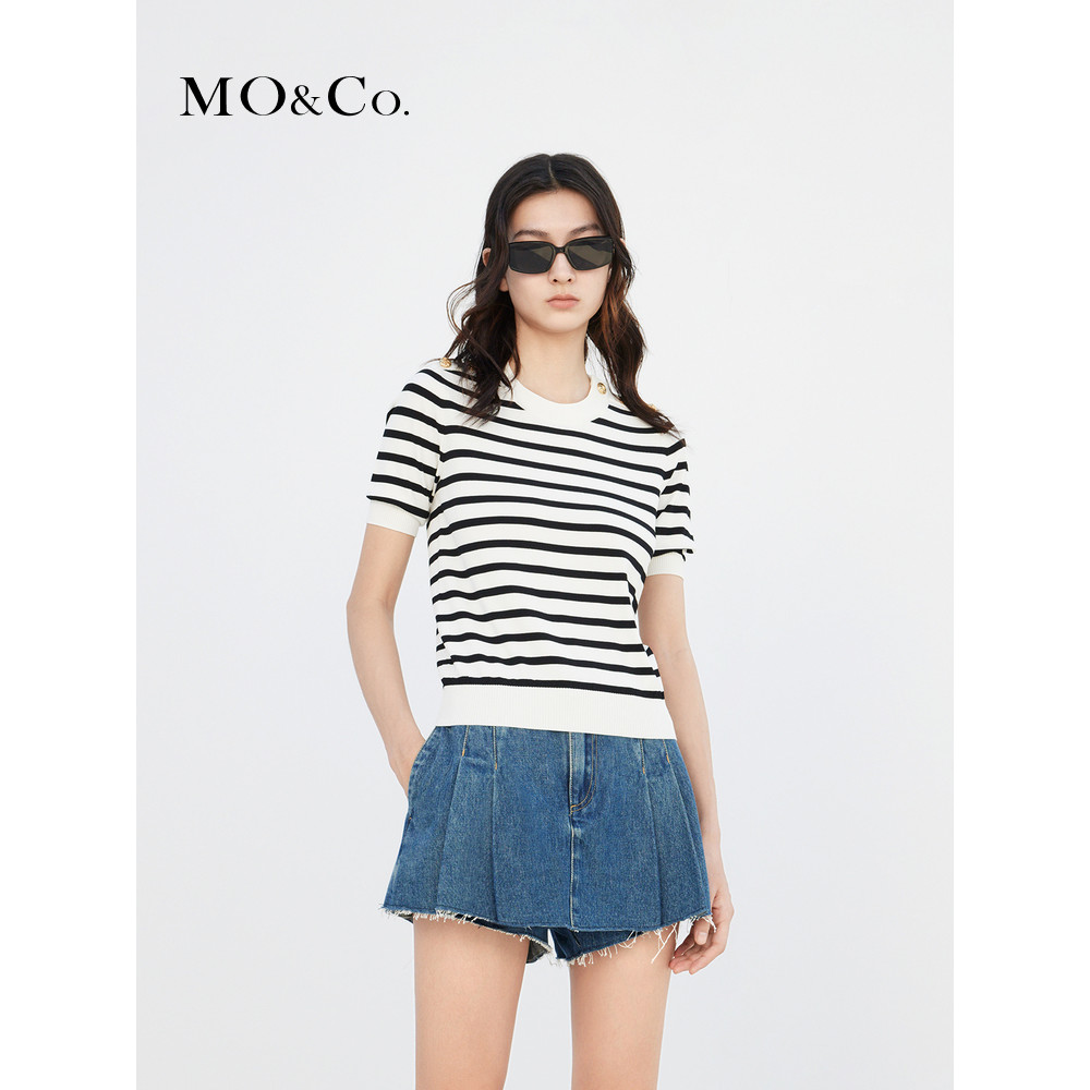 MOCO เสื้อถักแขนสั้น ลวดลายคลาสสิก ปุ่มทองรอบคอ สำหรับฤดูใบไม้ผลิและฤดูร้อน MBC2SWTT02