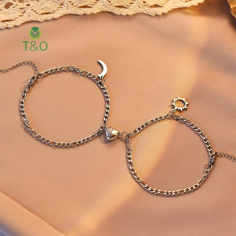 T&O 2PCS สแตนเลสไม่ซีดจาง Hip-hop Hand Chain รักแม่เหล็ก Sun Moon สร้อยข้อมือสําหรับแฟนคู่ง่ายเครื่อ