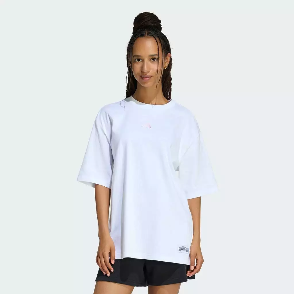adidas ไลฟ์สไตล์ เสื้อยืดพิมพ์ลาย MINI EMBROIDERY OVERSIZED ผู้หญิง สีขาว KA5086