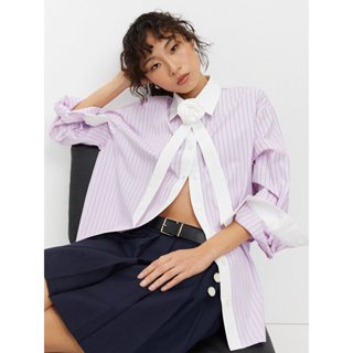 [Pomelo] เสื้อเชิ้ตแต่งดอกกุหลาบ / Striped Rose Shirt