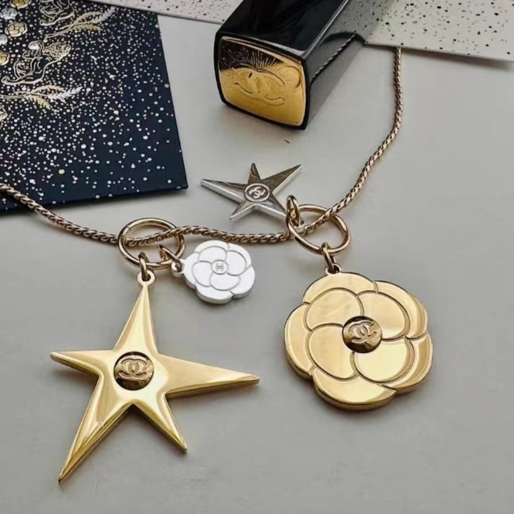 ชุดเครื่องประดับ Camellia Gold 2 ชิ้น/เซ็ต รวมจี้และต่างหู ออกแบบตามแฟชั่นสมัยใหม่