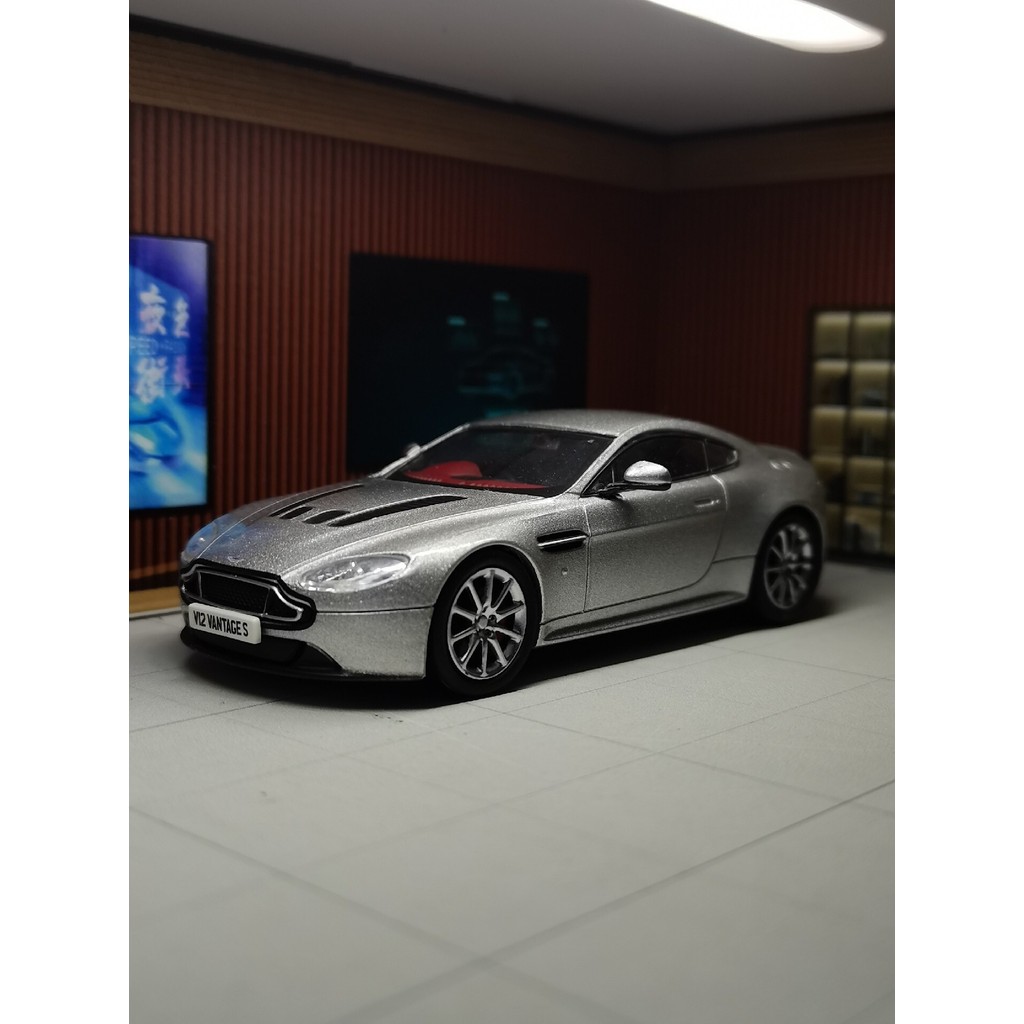 [คลังสินค้าพร้อม] 1/43 oxford oxford Aston Martin V12 vantage S Alloy Car Model Silver Texture Very 