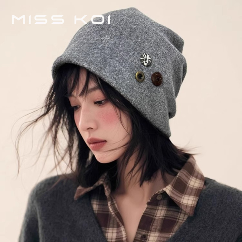 MISSKOI ออกแบบสไตล์สไตล์เกาหลีปุ่มกองหมวกผู้หญิงฤดูใบไม้ร่วงฤดูหนาว Warm All-Match หมวกเย็นผู้ชาย