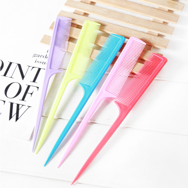 หวีหาง พลาสติก S0071 หวีแบ่งผม ซี่ถี่ หวีจัดแต่งทรงผม หวีทำสีผม หางแหลม สุ่มสี อุปกรณ์ทำผม DIY