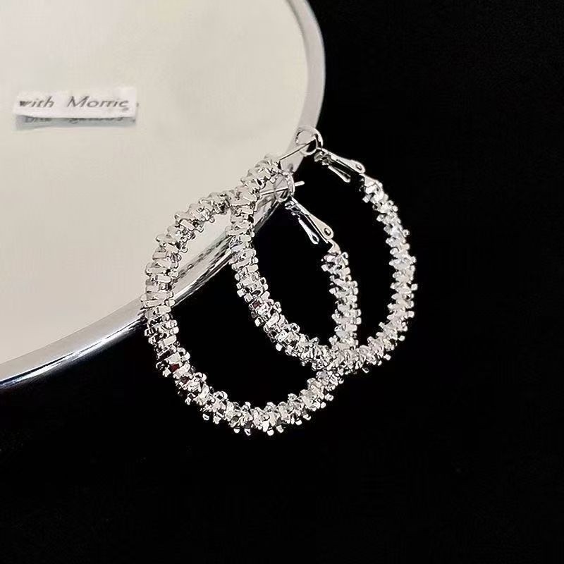 Bling Trinket✨ต่างหูเรียบง่ายแต่เก๋ไก๋ออกแบบมาเพื่อผู้หญิงที่มีเสน่ห์ ต่างหูห่วงเรียบง่าย หรูหรา และหรูหรา จัดส่งรวดเร็ว - รูปที่ 3