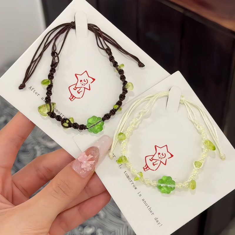 สร้อยข้อมือถักโคลเวอร์สี่ใบ ของขวัญพร้อมความโชคดีให้เพื่อนสนิท