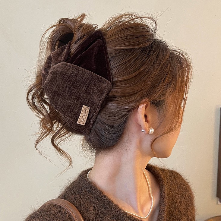 คลิปสามเหลี่ยมกํามะหยี่ความรู้สึกระดับไฮเอนด์ 2025 กิ๊บติดผมคลิปฉลามขนาดใหญ่สไตล์ใหม่