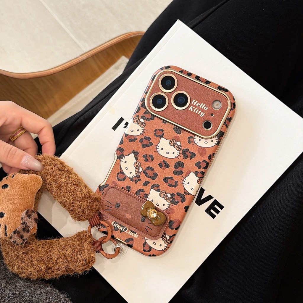 สีน้ําตาลเสือดาวพิมพ์คิตตี้พับยืนเหมาะสําหรับ แอปเปิล 17โปรแม็กซ์ สติกเกอร์หน้าต่างเคสโทรศัพท์ ไอโฟน 16/15/14/13 เชือกเส้นเล็ก - รูปที่ 6