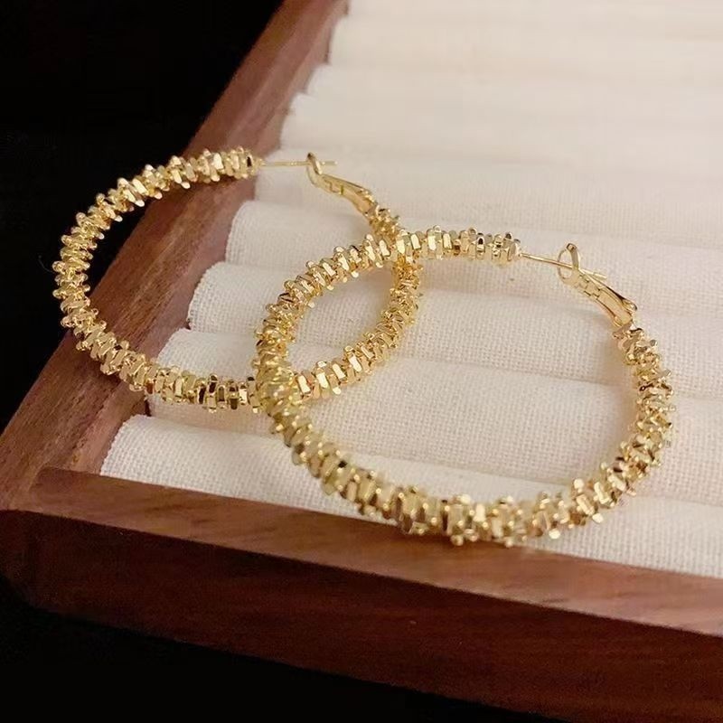 Bling Trinket✨ต่างหูเรียบง่ายแต่เก๋ไก๋ออกแบบมาเพื่อผู้หญิงที่มีเสน่ห์ ต่างหูห่วงเรียบง่าย หรูหรา และหรูหรา จัดส่งรวดเร็ว - รูปที่ 4