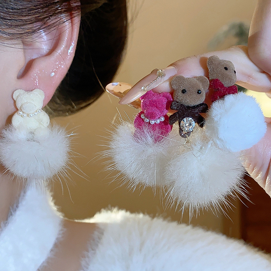Earring ต่างหูมุกเทียม ออกแบบเรโทร สไตล์หรูหรา ใช้งานได้ทั้งฤดูใบไม้ร่วงและหนาว โดยใช้เทคนิคขนหมีเคลือบที่พิเศษ