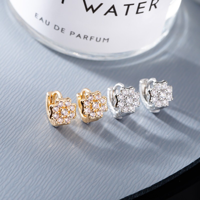S925 เข็มเงินยุโรปอเมริกัน Non-Fade ชายต่างหู Four-Leaf Clover ฝังเพทาย All-Match ต่างหูหญิงขายส่ง