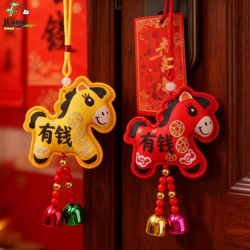 [HGB]จี้โชคลาภผ้าสีแดง/เหลือง 2 ชิ้น | ตกแต่งมาสคอตม้าพร้อมเหรียญเย็บปักถักร้อย, เครื่องประดับรถยนต์