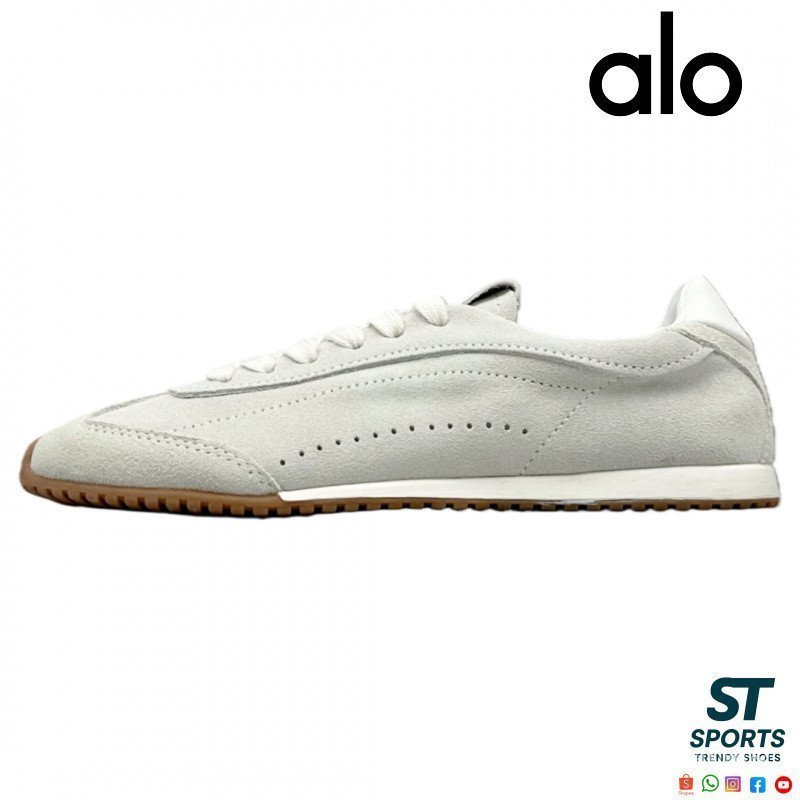 Alo x Jisoo รองเท้าโยคะลายพิมพ์ดอกไม้สีชมพูพร้อมดีไซน์ดาวสติกเกอร์