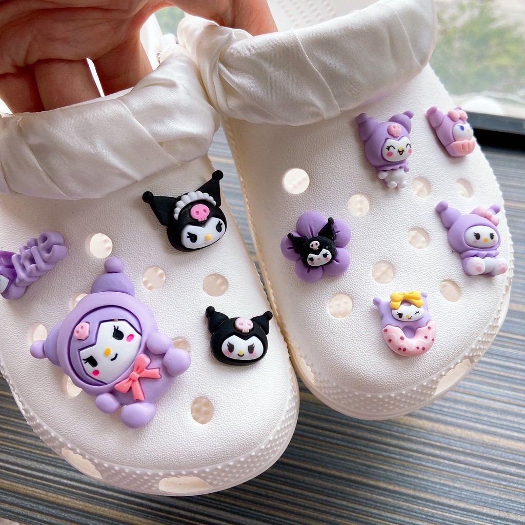 Crocs crocs รองเท้า รองเท้าดอกไม้ หัวเข็มขัดรองเท้า diy Kuromi Series crocs Zhibixing