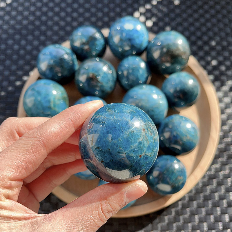 ลูกบอลคริสตัลธรรมชาติ Blue Apatite ลูกบอลขนาดเล็ก Blue Apatite หินหยาบลูกบอลขัดเครื่องประดับเครื่องป