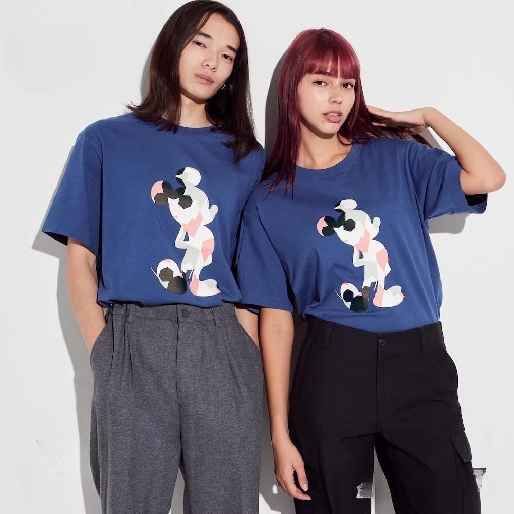 Un0 2024 เสื้อยืดพิมพ์ลาย Mickey Stands - สําหรับผู้ชายและผู้หญิง
