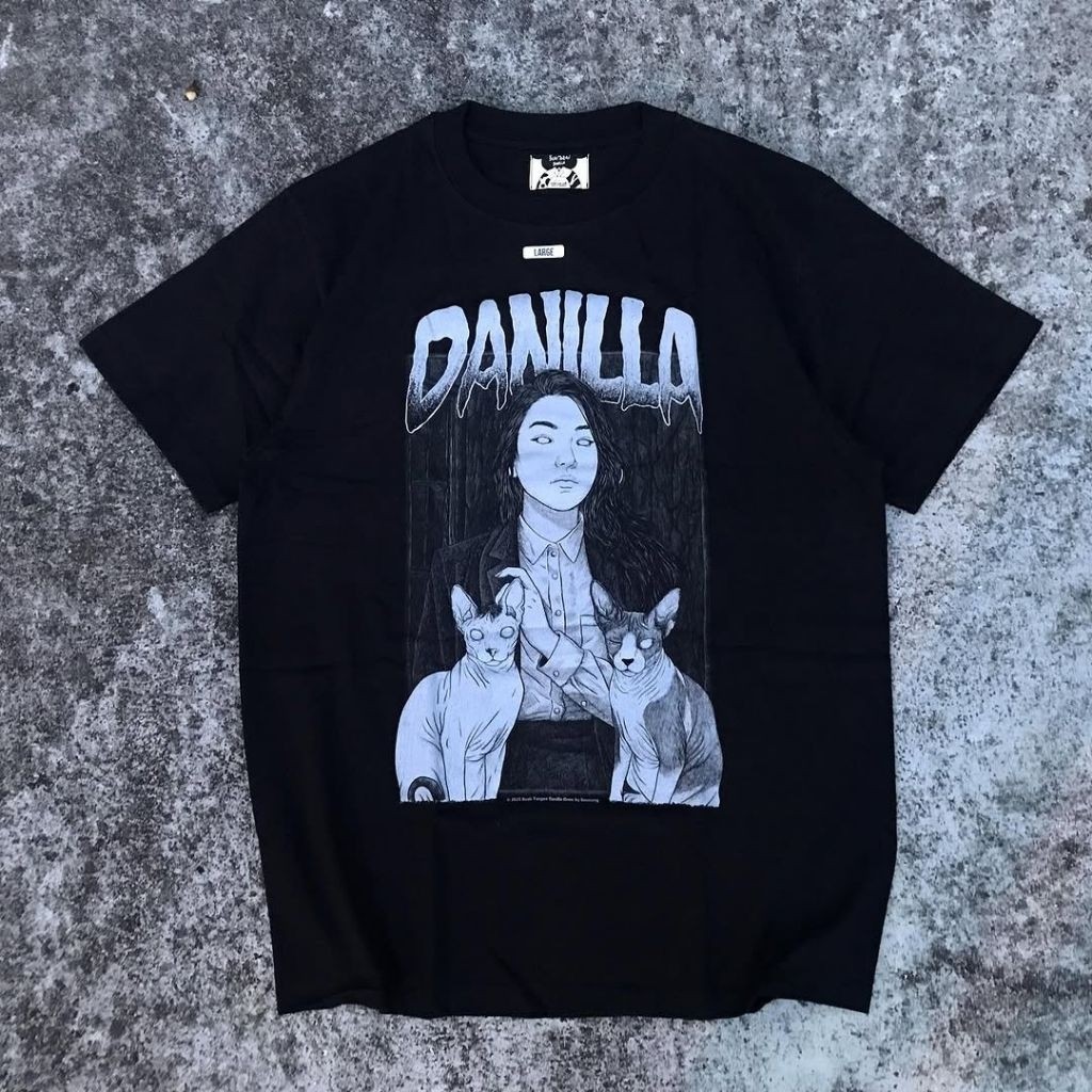 DANILLA - เสื้อยืด Queen of the Dark สีดํา 24s