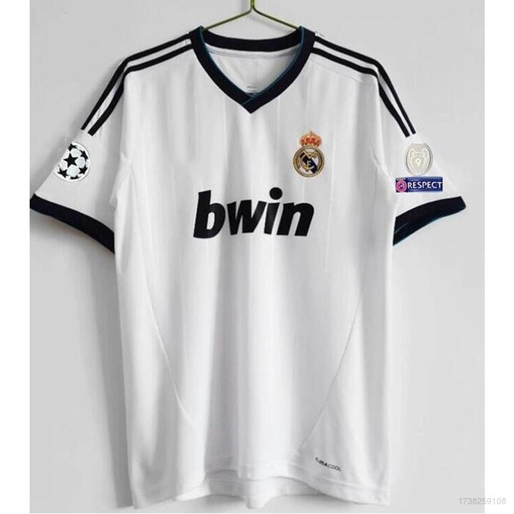 Real Madrid Classic เสื้อทีมคลาสสิก สีขาวและดำ พร้อมโลโก้ BWIN และ Champions League สำหรับแฟนๆ กีฬา