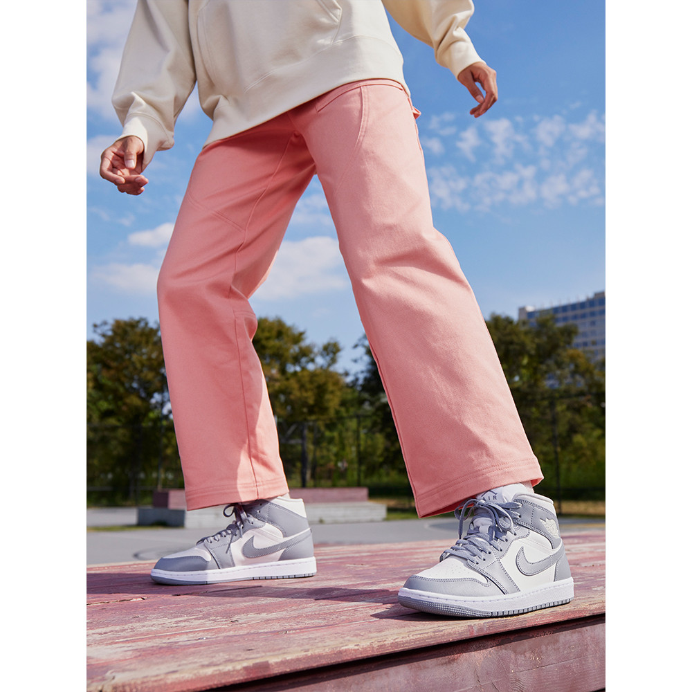 Jordan อย่างเป็นทางการ Nike Jordan AJ1 รองเท้ากีฬาผู้หญิงรองเท้าผ้าใบกันกระแทกลําลอง Mid-Top BQ6472