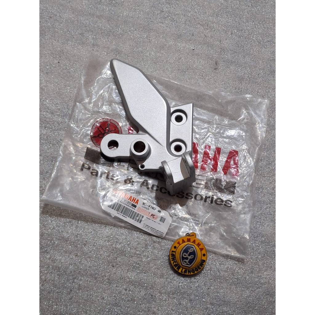 FOOTREST BRACKET 2 / ด้านหน้าขวา FOOTREST MOUNT YAMAHA VIXION OLD ORIGINAL YGP 3C1-F7462-00