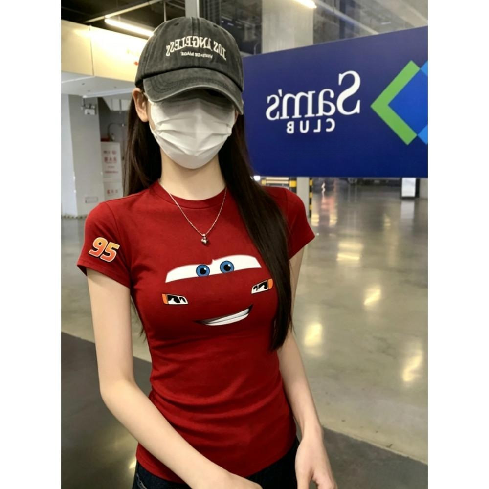 (จัดส่งตลอด 24 ชั่วโมง） เสื้อ baby tee ลายรถการ์ตูน สีแดง Y2K เกาหลี เสื้อครอปเข้ารูป ใส่แล้วผอม น่ารักแซ่บ ลุคสาว IG
