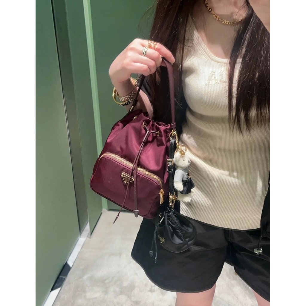 กระเป๋าถือและสะพายข้างสุภาพสตรีสไตล์คลาสสิก ปี 2025 พร้อมเข็มขัดทอง 1BZ677 แบบฮาร์ดแวร์เงางาม