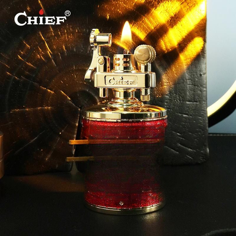 ไฟแช็กน้ำมัน CHIEF 206 สีแดง ลายอักษรมงคล "Fu" (ความโชคดี) 100 ตัว งานแกะสลักนูน 3D ลายเสามังกร ของประดับโต๊ะทำงาน/ห้องน
