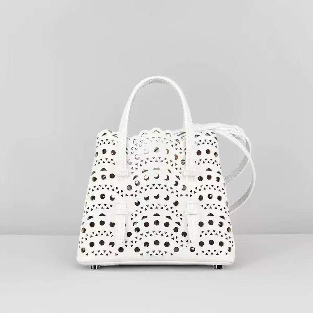 Alaia กระเป๋าสะพายแบบกลวง สไตล์ใหม่ สำหรับเดินทางข้ามพรมแดน พกพาสะดวกและมีช่องเก็บโทรศัพท์มือถือ