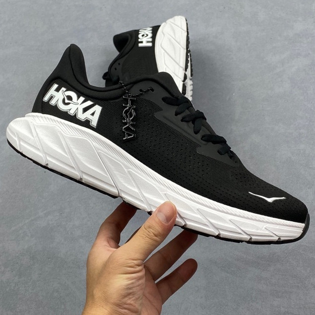 Hoka Arahi 7 และ HOKA Clifton 9: รองเท้าวิ่งสำหรับทั้งชายและหญิง