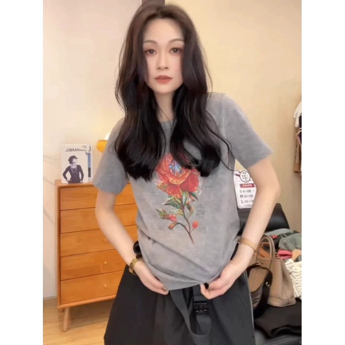 ปลาค็อด2025 แฟชั่นสีเทารอบคอแขนสั้นเสื้อยืดผู้หญิงฤดูร้อนสไตล์ใหม่ ทั้งหมด-จับคู่ สไตล์เกาหลีสวมใส่พ