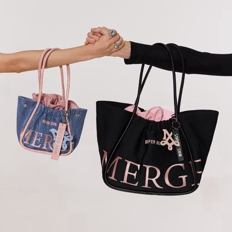 เข้าใหม่พร้อมส่ง🔥🔥 กระเป๋าสะพายข้าง คล้องแขน เมิจ Merge ติดแกรม งานสวยมาก ป้ายห้อย - รูปที่ 2