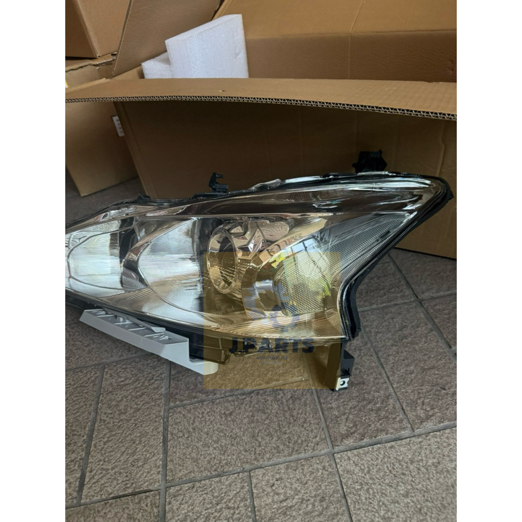 ไฟหน้า Nissan Teana L33 รุ่นxenon ไม่รวมหลอด ราคาสินค้าข้างละ ปี2013-2020