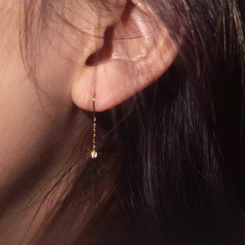 ต่างหูพู่สีทองประณีตขนาดเล็กหญิง 2026 สไตล์ใหม่ร้อนขายต่างหูระดับไฮเอนด์อารมณ์แฟชั่นต่างหูทุกการแข่งขัน