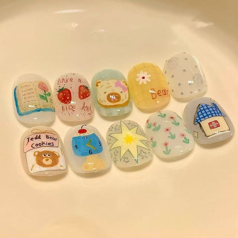 10 ชิ้นเล็บปลอม [หมีนมภาพวาดหวาน] ใสเปลือยด้านล่างมือวาดหมีสตรอเบอร์รี่ดอกไม้บ้านดาวองค์ประกอบที่ถอดออกได้เล็บแพทช์กดประเภทเล็บปลอมฟรีกาว