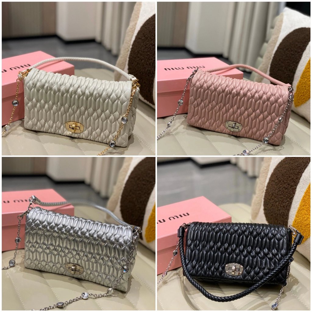 กระเป๋า Miumiu Mumu ทรงสี่เหลี่ยมพร้อมโซ่หนังและคริสตัล สำหรับสะพายข้างและถือ