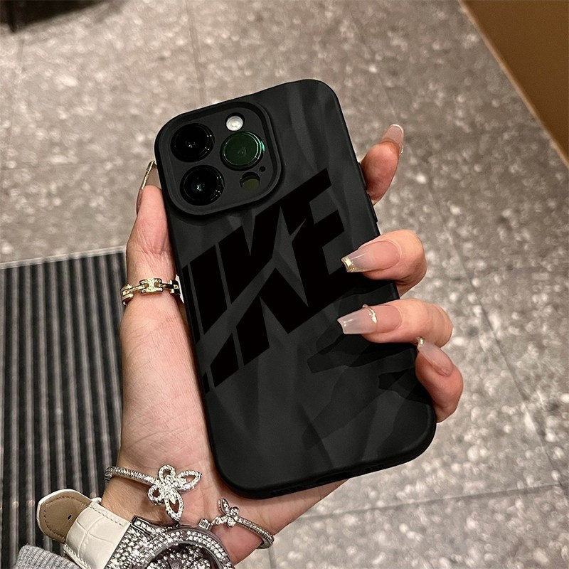 Simple Simple ตัวอักษรแฟชั่นเหมาะสําหรับ iPhone 16 ProMax พื้นผิวจีบอินเทรนด์ Soft Shell XSMAX 8plus 13 11 17 Pro Max XR 12 Pro 15 14 Pro Max XS Anti-drop เคสซิลิโคน