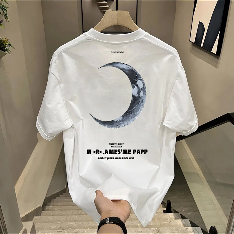 2026 [เสื้อผ้าผู้ชายคุณภาพ] Heavy Street Wear Moon พิมพ์คอกลมแขนสั้นหลวม All-Match สวมใส่ด้านนอกเสื้
