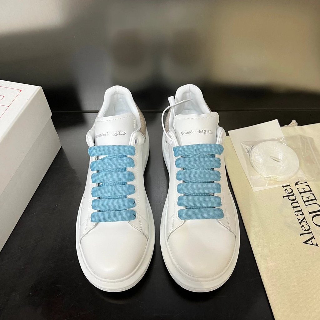 สไตล์คู่รัก ALEXANDER MQUEEN ALEXANDER 2023รองเท้าลําลองสไตล์ใหม่รองเท้ากีฬารองเท้าสีขาว