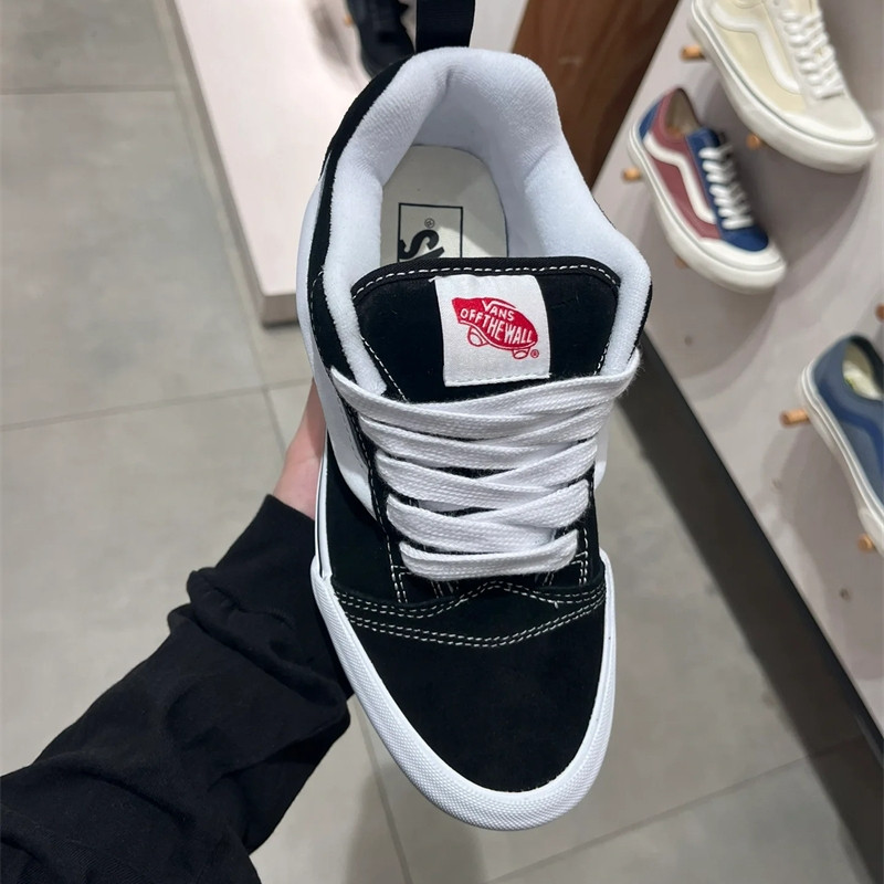 VANS รองเท้าส้นเตี้ย สไตล์เรโทร สำหรับทั้งผู้ชายและผู้หญิง สีดำและสีขาว VN0009QC6BT