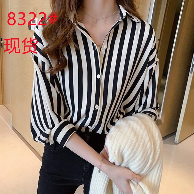 สีดําสีขาวลายเสื้อผู้หญิงฤดูใบไม้ผลิสไตล์ใหม่ย้อนยุคสไตล์ฮ่องกงด้านบนแสงผู้ใหญ่ออกแบบซอกเสื้อชีฟองทํ